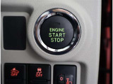 スマートキーを携帯していればキーを取り出さずにドアを施錠&解錠。クルマの始動も可能です。