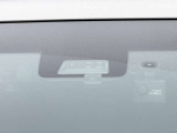 【三菱e-Assist】走行中に前方の車両等を認識し、衝突しそうな時は警報とブレーキで衝突回避と被害軽減をアシスト。より安全にドライブをお楽しみいただけます。