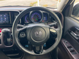 【純正革巻きステアリング】上質な革を使用することで、手にしっかり馴染みとても運転しやすいハンドルです♪