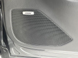 【BOSEサウンドシステム】メーカーオプションの高品位サウンドシステムを搭載。専用のチューニングが施された大小様々なスピーカーから良質なサウンドが奏でられ、臨場感あふれる音響空間を演出します。