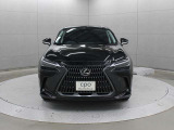 エクステリアは、一目でLEXUSとわかるスピンドルグリルを起点に、人が乗るキャビンの前後を大胆に絞り込んだ菱形のボディと力強く張り出したホイールフレアを融合させ、タイヤの存在を強調しています。