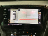 ギアをリバースに入れると車両後方の映像を映し出します。画面にはガイドラインが表示され、車庫入れや縦列駐車などの際に安全確認をサポートします。