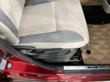 痛みの出やすい運転席シートの角、フロアマット、座面、ともに良好です