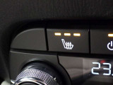 【シートヒーター】運転席と助手席をそれぞれ独立して操作でき、無段階に温度調節も可能なため、座る人と室内温度にあわせた快適