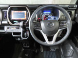 【運転席インテリアデザイン】左右対称のインテリアデザインでドライバーを包み込み運転に集中できるように設計されています。