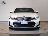 ☆BMWの代名詞とも言える【キドニーグリル】一目見ただけでBMW車であると認識できる確固たるアイコンとして存在感を放ちます☆