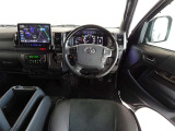 ウッド調と革巻きステアリングで快適な操作性の運転席です。