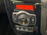 【オートエアコン】一度お好みの温度に設定すれば、車内の温度を検知し風量や温度を自動で調整。暑い&hellip;寒い&hellip;と何度もスイッチ操作をする必要はありません。快適な車内空間には必須の機能ですね♪