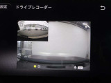 【ドライブレコーダー】純正ナビと連動し、録画映像をナビ画面でそのまま再生できます。操作が直感的で使いやすく、トラブル時の状況確認もスムーズ。車両システムとの相性も良く、安心感と利便性を高める装備です。