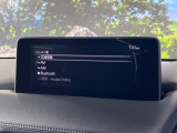 【8.8インチマツダコネクト】車内の雰囲気にマッチした大型のディスプレイ。スマホ接続でのナビ使用やBluetooth再生等、様々な機能が楽しめます。直感的なダイヤル操作が可能で、使い勝手も良好です。