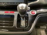 CVT車のセレクトレバーです。低速から高速まで、変速ショックのないスムーズな走りを実現するとともに、エンジン効率のよい領域を維持することで燃費にも貢献します。