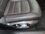運転席の電動パワーシートとシートメモリーも付いています。