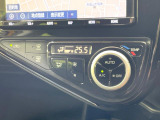 【オートエアコン】一度お好みの温度に設定すれば、車内の温度を検知し風量や温度を自動で調整。暑い&hellip;寒い&hellip;と何度もスイッチ操作をする必要はありません。快適な車内空間には必須の機能ですね♪
