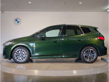 BMWではロングホイールベースの採用をしており、すべての車種に適用され、走行中の安定感の向上されております。また室内空間の広さにも貢献しております。