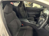運転席の画像です。足元やシートまわりに余裕があり、リラックスした姿勢で運転が可能です。視界も良好で操作系へのアクセスもしやすく、快適で安心感のあるドライブをサポートします。