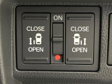 【両側パワースライドドア】スマートキーや運転席のスイッチで後席両側スライドドアの開閉が可能♪電動だから力を入れてドアを開ける必要が無く、小さなお子様でも簡単に開け閉めでき快適です♪