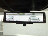 【スマートルームミラー】後方の映像を高精細モニターに映し出し、荷物や乗員で視界が遮られても安全に確認可能。夜間や雨天でもクリアな視界を確保する先進装備です。