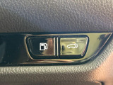 【パワーバックドア】スマートキーや運転席のボタンを押すだけでリアゲートが自動で開閉します!荷物を持っている時や、高い位置にあるバックドアを閉める際に便利な機能です♪