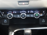 左右独立温度コントロールフルオートエアコンです。運転席、助手席それぞれで独立して温度設定ができます。冷え性の方が乗っても安心ですね♪