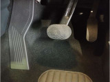 【ペダル】BMWはオルガン式アクセルペダルを採用しています。踏み込む足とペダルが同じ軌跡を描くため、かかとがずれにくく、アクセルコントロールがよりしやすくなるメリットがあります。