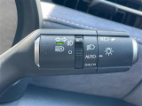 【オートライト(AUTO)】外の明るさをシステムが感知して、自動でヘッドライトが点灯します。ヘッドライトをつけ忘れを防ぐ便利機能です。