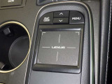 手元でナビゲーションなどの操作を可能にする「リモートタッチ」は、運転姿勢の変化を抑制し、スムーズな操作が可能です。