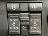 両側パワースライドドアを採用しており、運転席から簡単に開閉操作が可能です。駐車場や狭い場所でも扱いやすく、乗車時・降車時の負担を軽減します。