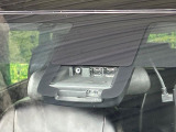 【プリクラッシュセーフティ】前方の車両等を検知し、衝突しそうな時は警報で注意を促し、ブレーキを踏む力をサポート。ブレーキを踏めなかった場合は衝突被害軽減ブレーキが作動、衝突回避をサポートします。
