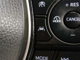 レーンキープコントロール搭載:車線の中央付近を安定して走行するよう車線から外れそうになった時に警告を出したり、ステアリングを調整して車線内に戻す装備です