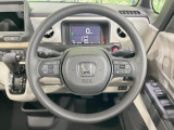 インテリアに合わせたデザインのステアリングは、運転される方のことも考え、運転しやすい形状、大きさです。是非一度、実際に触ってお確かめください。
