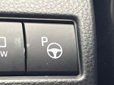 【リモート機能つきアドバンストパーク】専用スマートフォンアプリの使用で、車外から遠隔駐車・出庫が可能な先進機能。広い場所で乗り降りしたい時に便利です♪