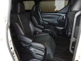 ソファーのようなセカンドシート、プライベートルームにいるようです。