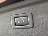 【パワーバックドア】スマートキーや運転席のボタンを押すだけでリアゲートが自動で開閉します!荷物を持っている時や、高い位置にあるバックドアを閉める際に便利な機能です♪