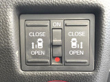 【両側パワースライドドア】スマートキーや運転席のスイッチで後席両側スライドドアの開閉が可能♪電動だから力を入れてドアを開ける必要が無く、小さなお子様でも簡単に開け閉めでき快適です♪
