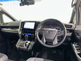 運転席まわりです。 各操作スイッチは使いやすい位置に配置されてます。