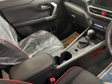 運転席と助手席の間のセンターコンソールにカップホルダー2つあります(^^♪