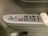 ハンドルの右側に電動格納付きパワーミラーの操作スイッチがついています。左右のサイドミラーの角度調節も微調整ができて便利です。パワーウインドウは運転席でドア4枚とも上下の操作ができるようになっています。
