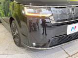 【LEDヘッドライト】悪天候や夜間走行時も良好な視界を確保し安心して運転できる高輝度LEDヘッドライトを装備!点灯速度が早く、消費電力も抑えられています。