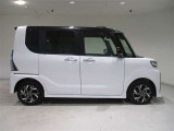 機動力を高める小回り性能。 細い路地に入る時やUターン時、車庫入れや縦列駐車時の取り回しがスムーズに行えます。