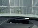 ヘッドアップディスプレイ装備です。運転時の視界に様々な情報が投影されます。