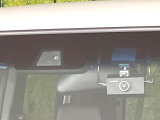 【ホンダセンシング】走行中に前方の車両等を認識し、衝突しそうな時は警報とブレーキで衝突回避と被害軽減をアシスト。より安全にドライブをお楽しみいただけます。