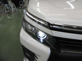 闇を切り裂く閃光。BiBeamLEDヘッドランプが付いています。
