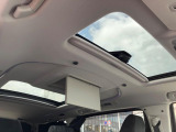 【サンルーフ】開放感たっぷりの希少装備、サンルーフが装着されています!車内に明かりを取り入れたり景色を楽しむ以外にも、車内の空気も簡単に換気できて快適です!