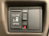 左側電動スライドドアは運転席からでも操作ができるように、ハンドル付近に開閉の操作スイッチが付いています。