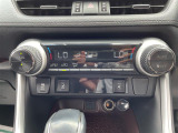 【エアコン】『エアコン装備』の画像になります。暑い夏でも寒い冬でも、車内に快適な空気を届けるので、いつでも快適な車内空間を創り上げます!