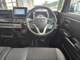 【運転席インテリアデザイン】左右対称のインテリアデザインでドライバーを包み込み運転に集中できるように設計されています。