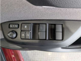 パワーウィンドウのスイッチですよ。 運転席に居ながら窓を開け閉めのコントロールできますよ。 ロック機能で、子供がイタズラして窓を開けるという事も無くなりますよ。