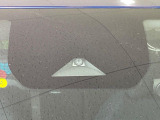 【エマージェンシーブレーキ】走行中に前方の車両等を認識し、衝突しそうな時は警報とブレーキで衝突回避と被害軽減をアシスト。より安全にドライブをお楽しみいただけます。
