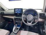 運転席まわりです。 各操作スイッチは使いやすい位置に配置されてます。