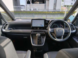 広々とした運転席周り!禁煙車です☆